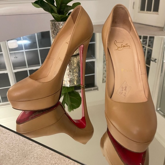 Christian Louboutin Round Toe biege platform heel - Picture 5 of 10
